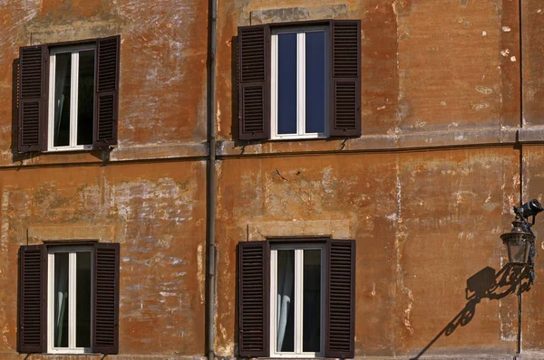 Fenster des historischen Zentrums von Rom — Stockfoto