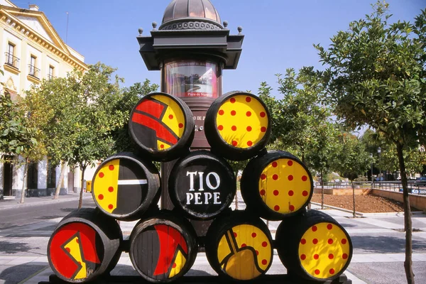 Bir Jerez de la Frontera (Cadiz) İspanya. Jerez de la Frontera şehirde dekoratif varil.