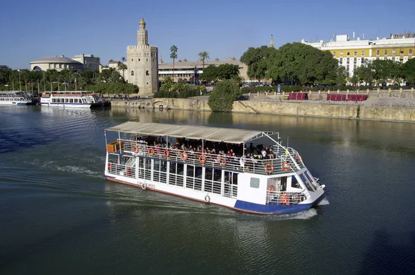Seville (İspanya). Sevilla şehir Guadalquivir Nehri üzerinde tekne turizm