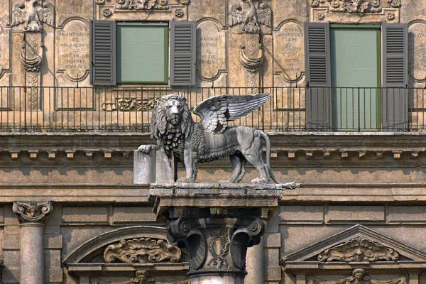 Escultura de león alado — Foto de Stock