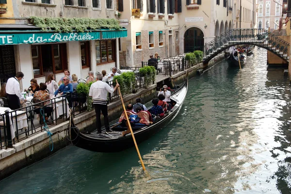 Gondolier у Венеції — стокове фото