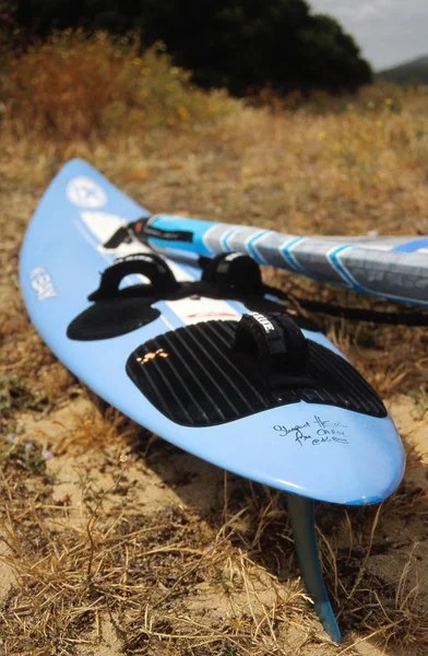 Çakılmış tahta windsurf — Stok fotoğraf