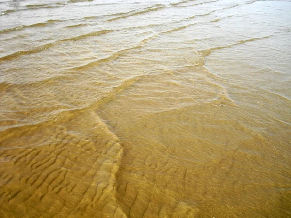 küçük dalgalar kumsalda