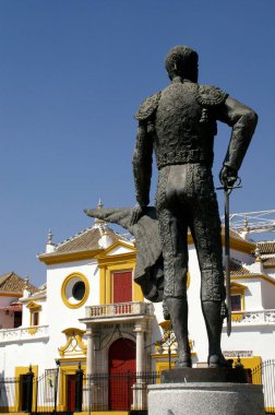 Seville (İspanya). Gerçek Maestranza de Caballeria de Arena yanındaki Boğa güreşçisi Pepe Luis Vazquez haraç Sevilla.