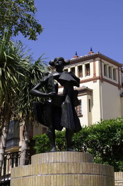 Seville (İspanya). Seville Triana mahallenin Altozano meydanında Boğa güreşçisi Juan Belmonte için anıt