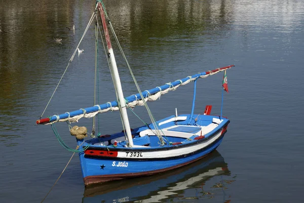 タヴィラ ポルトガル タヴィラ ポルトガルのアルガルヴェ地方の Gilao 川の典型的なボート — ストック写真