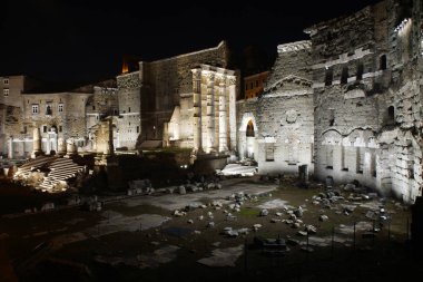 Roma (İtalya). Gece görünümü ve Trajan'ın pazarında Roma mimari detay
