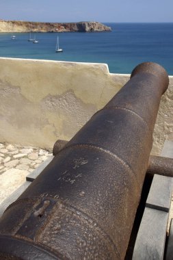 Kale Sagres (Portekiz). Portekizce Algarve'deki/daki oteller Fortaleza de Sagres içinde eski savaş topu.