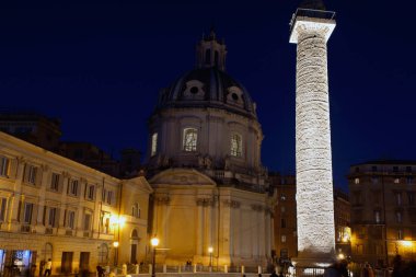 Roma (İtalya). Roma şehir sütununda Trajan'ın gece görünümü