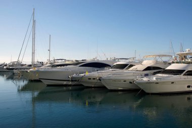 Marbella (İspanya). Puerto Banus demirleyen yat