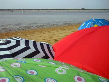 Sanlucar de Barrameda (Cadiz) İspanya. Güneş şemsiyesi Bajo de Gua sahilde içinde Köyü Sanlucar de Barrameda