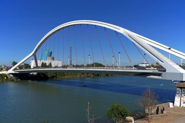 Seville (İspanya). Guadalquivir Nehri üzerinde Barqueta köprü (Mapfre Köprüsü)