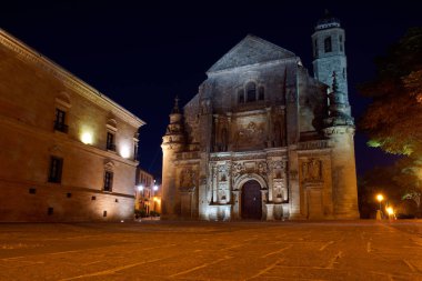Ubeda (Jaen) İspanya. Kutsal kilisenin Plaza Vazquez de Molina Ubeda şehir, dünyanın Savior gece görünümü