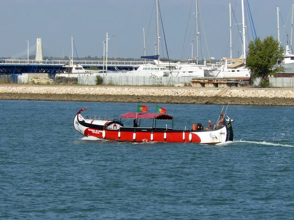 Portimao Portugal Embarcacion Zeilen Aan Rivier Arade Stad Van Portimao — Stockfoto