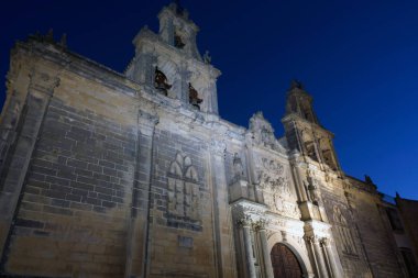 Ubeda (Jaen) İspanya. Basilica Santa Maria de Los Reales Alczares Ubeda şehir içinde gece görünümü