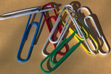 Bir karton üzerine renkli klipler