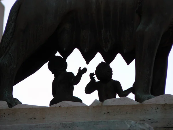 ローマ イタリア バックライト ロムルスとレムスはローマで — ストック写真