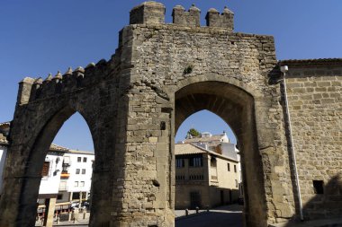 Baeza (Jaen) İspanya. Puerta de Jan ve Arco de Villalar Plaza de los Leones Baeza şehir içinde yanında