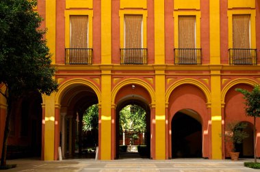 Seville (İspanya). Şehrin tarihi merkezine Seville Başpiskoposluğunu iç avlu