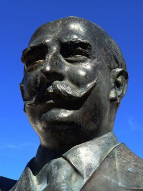 El Puerto de Santa Mara (Cadiz). Bronz büstü Isaac Peral kare kasaba El Puerto de Santa Maria içinde