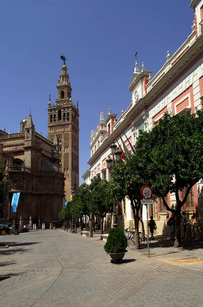 Sevilla Spanje Giralda Van Sevilla Gezien Vanuit Een Stad Straat — Stockfoto