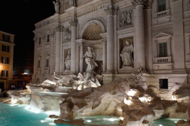 Roma (İtalya). Roma 'daki Trevi Çeşmesi' nin gece manzarası