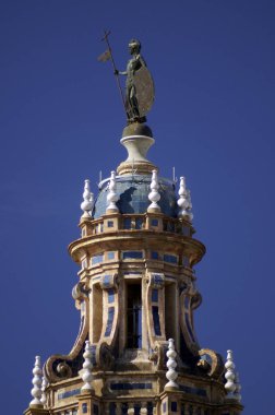 Carmona (Seville) İspanya. Carmona kasabasındaki San Pedro Kilisesi 'nin çan kulesinin tepesinde.