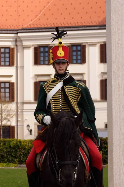 ブダペスト ハンガリー ブダ城の敷地内にハンガリーのフサールの制服と馬に乗って軍 — ストック写真