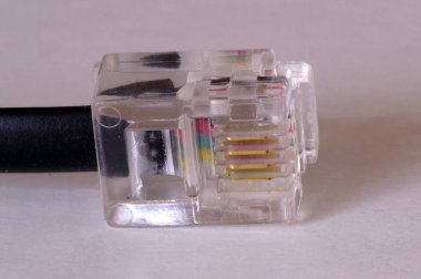Bir Rj11 telefon kablosuna yakın çekim