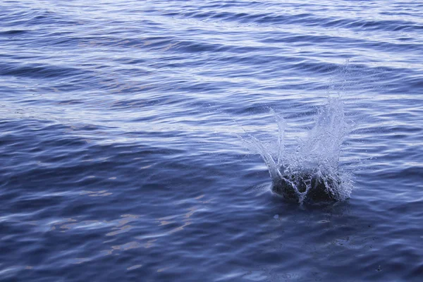 Splash op Water in de Oceaan. — Stockfoto