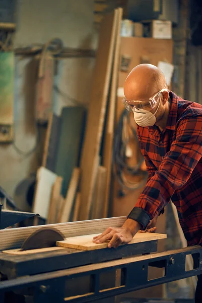 Junge Tischlerin bei der Arbeit — Stockfoto