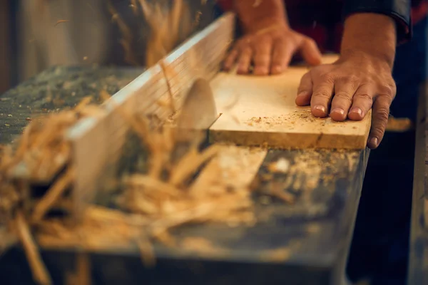 Coupe charpentier planche en bois — Photo