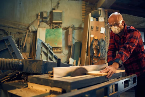 Carpintero trabajando en su taller — Foto de Stock