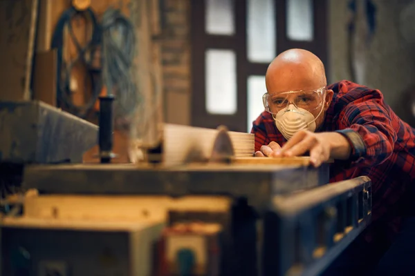 Falegname al lavoro nel suo laboratorio — Foto Stock