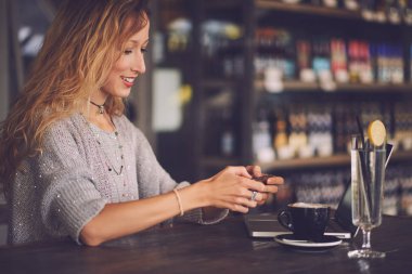 Kafede dizüstü bilgisayar kullanan kadın