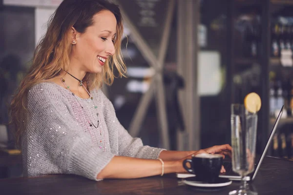 Mulher usando laptop no café — Fotografia de Stock
