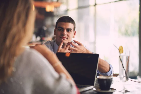Homem olhando para a mulher com laptop no café — Fotografia de Stock