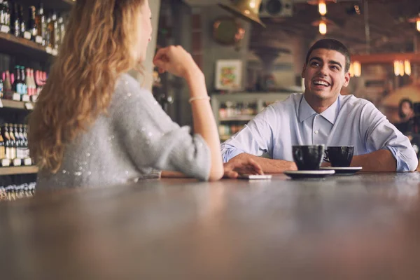 Jóképű férfi, a nő ül a café — Stock Fotó