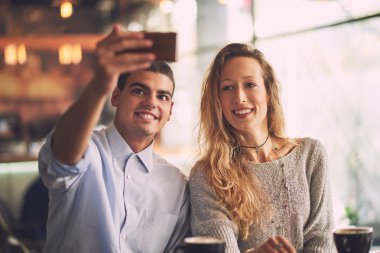 selfie kafede yapma kadın adamla