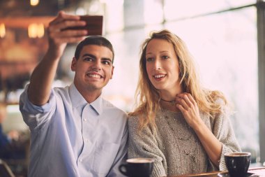 selfie kafede yapma kadın adamla