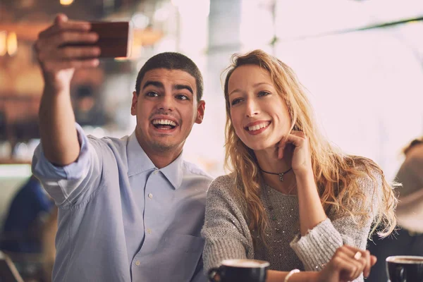 Άνδρας με γυναίκα κάνει selfie σε καφετέρια — Φωτογραφία Αρχείου