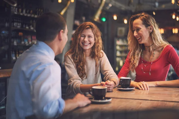 Három barát élvezi a kávézó — Stock Fotó