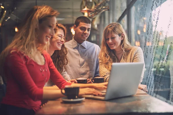 Amici con computer portatile godendo in caffè — Foto Stock