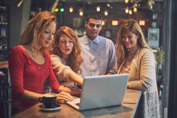 Amigos com laptop desfrutando no café — Fotografia de Stock