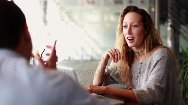 Dos jóvenes amigos hablando en el café — Vídeo de stock