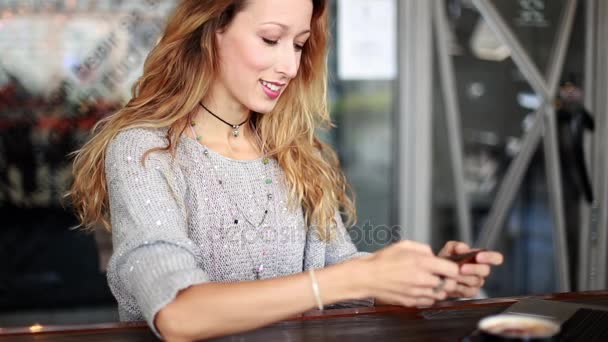 Mulher mensagens de texto sobre o telefone móvel — Vídeo de Stock