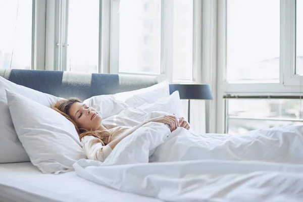 Mulher dormindo na cama — Fotografia de Stock