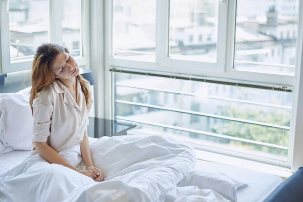 Woman on bed with pain in neck — Stock Photo, Image