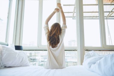 Yatakta oturan kadın 