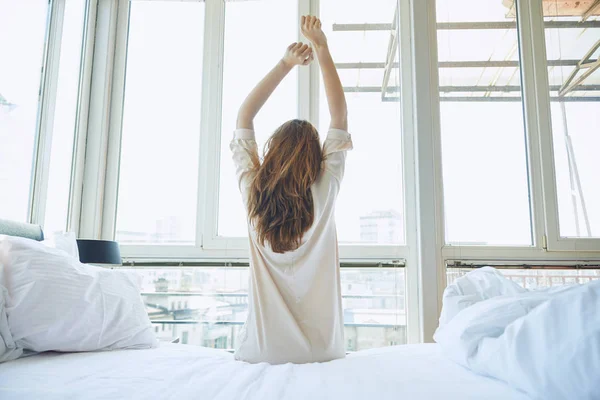 Yatakta oturan kadın 